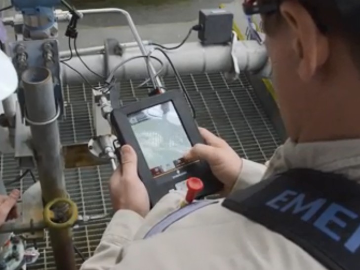 羅斯蒙特手操器怎么效驗液位變送器如果是請參照相關品牌的液位變送器及手操器的使用說明書操作。根據我的經驗有如下步驟：  1、確認羅斯蒙特手操器是否支持你的液位變送器的通信格式(具體廠***可能有所不同)，這個可以在手操器的使用說明書上查到或直接和手操器供應商聯(lián)系確認。  2、正確連接手操器和液位變送器，注意接線方式。  a、液位變送器的通信電路板是外部供電還是內部供電，如果你是通過變送器接的通信線通常 應該是內部供電，如果是單***測試變送器的通信電路板時，則是外部供電。二者是有區(qū)別 的。具體可以參照你的變送器的說明書。  b、注意接標準電阻(通常為250歐)。  3、將475手操器并接到標準電阻兩端。  4、通電，建立通信。  5、按照羅斯蒙特手操器的使用說明書進行操作設置儀表的0點、上限位、下限位。 如果發(fā)現(xiàn)液位變送器的上限位或下限位對應的20mA或4mA出入較大，這時需要對電流做調 校。這時需要用到***精度的電流表，調校時需要將電流表串接到通信回路中。具體操作可以參 照手操器的使用說明書。  6、設置相關參數后不要忘記將設置“下載”到你的儀表中。需要說明注意的是，儀表在出廠時都做了調校，一般不需要用戶設置?？赡苄枰F(xiàn)場變更設置的是“上限位”和“下限位”即：“量程”。不過這在客戶和廠商簽訂合同及技術協(xié)議時一般是經過溝通確認了的，這在儀表出廠時，廠***會為客戶設好的。除非有變。